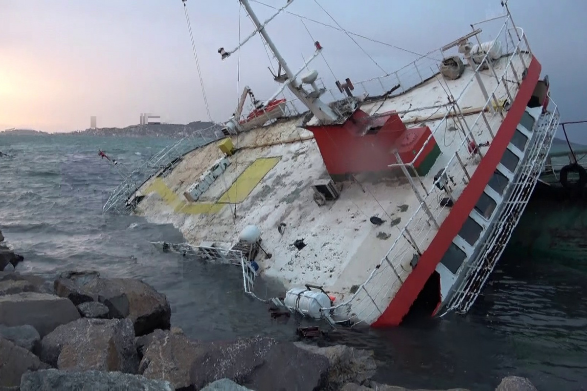 Maltepe'de fırtınada yan yatan geminin akıbeti gün ağarınca görüldü