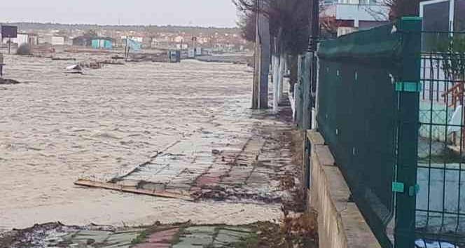 Deniz taştı, yollar kapandı, suyun evlere girmesine ramak kaldı