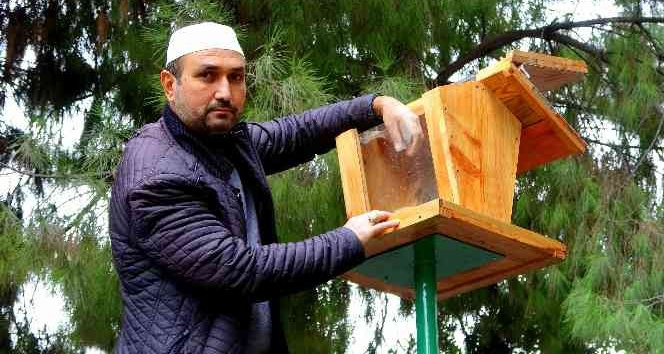 Hayvansever imam, cami bahçesine kuş yemliği yaptırdı