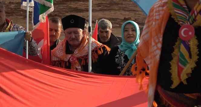 Türk ve Kazakistan bayraklarıyla yürüdüler, birlik ve beraberliğe dikkat çektiler