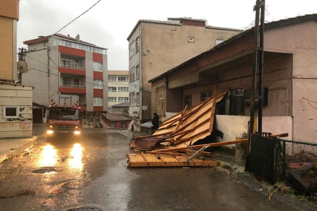 Maltepe'de rüzgarın şiddeti ile evin çatısı uçtu