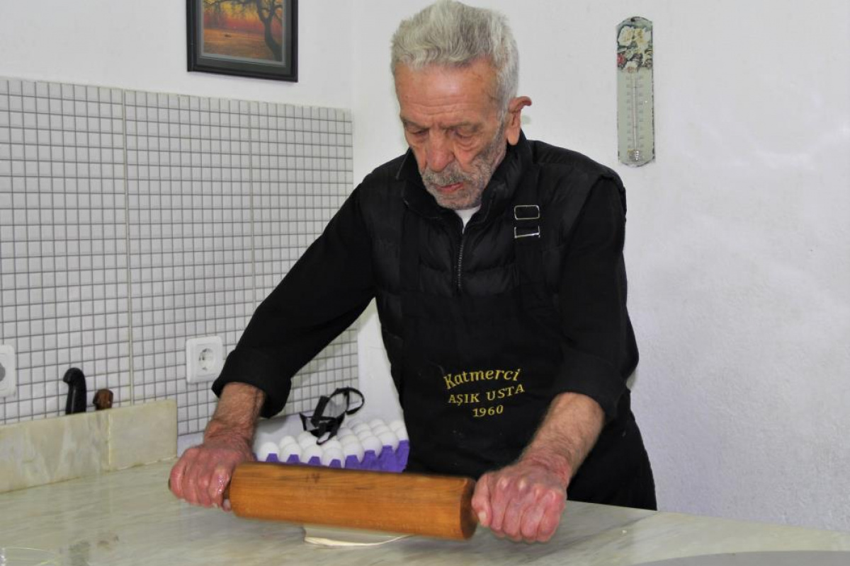 83 yaşındaki katmer ustası 'Aşık Usta' dinçliğiyle dikkat çekiyor