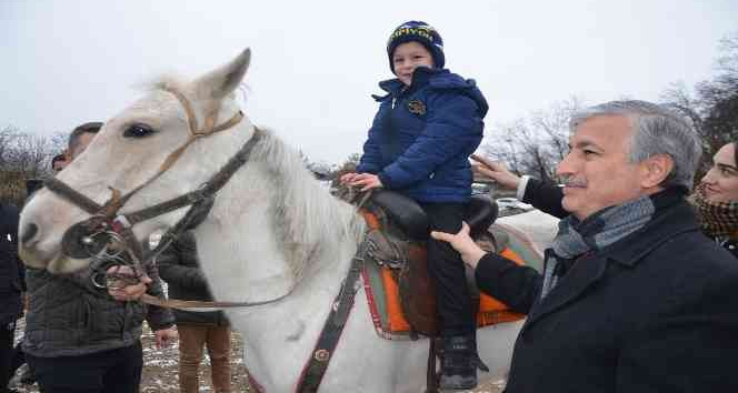Özel öğrenciler “Atlı terapi” ile engelleri aşıyor