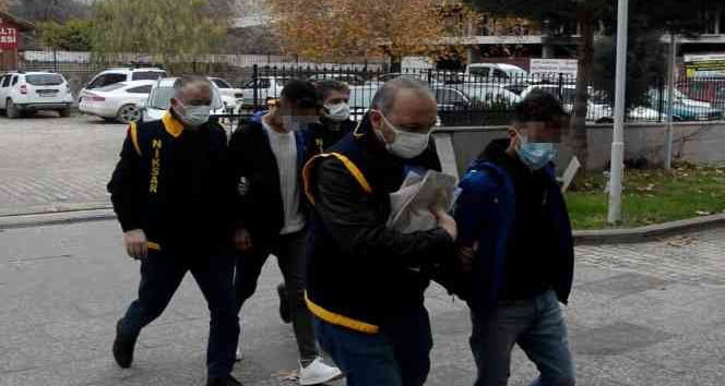 Önce kameraya sonra polise yakalandılar