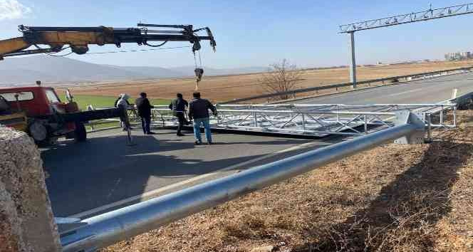 Karaman’da devrilen EDS levhası şehirlerarası yolu trafiğe kapattı