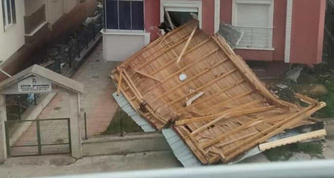 Fırtınayla uçan çatı yan apartmandaki evin içine girdi