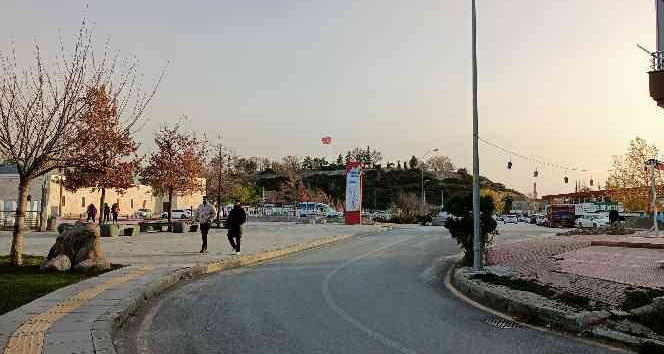 Rüzgardan yırtılmaması için Kalehöyükteki Türk Bayrağı kaldırıldı