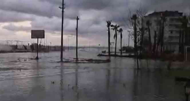 Çınarcık’ta deniz taştı, araçlar sular altında kaldı