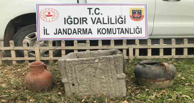 Iğdır’da tarihi dibek taşı, testi ve çömlek ele geçirildi