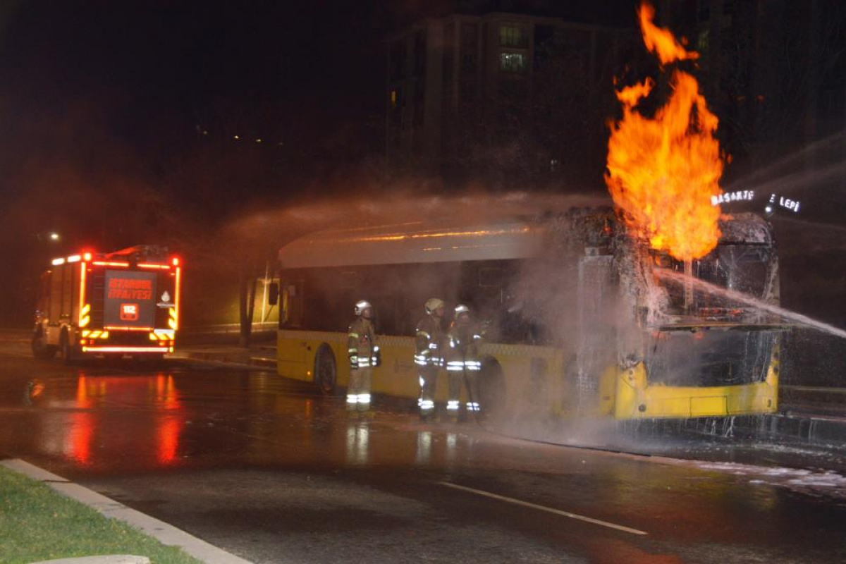 Başakşehir&#039;de özel halk otobüsü alev topuna döndü
