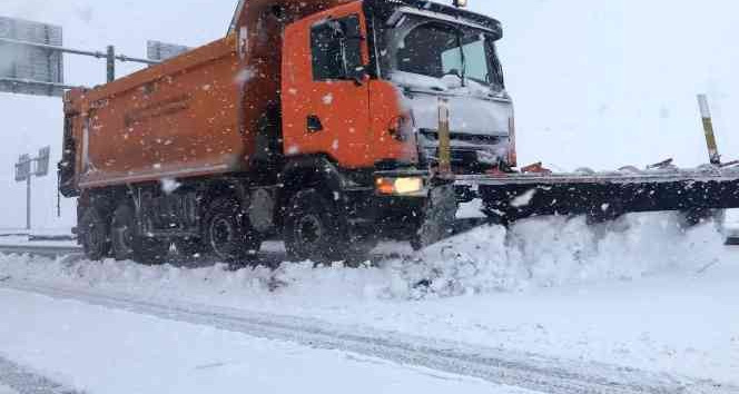 Ardahan’da ulaşıma kar ve tipi engeli