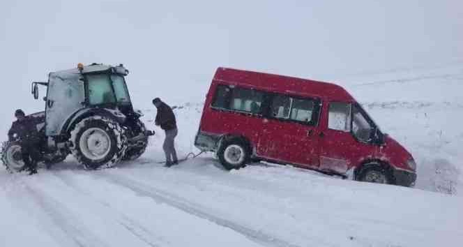 Ardahan’da karda kayan minibüs traktör yardımı ile kurtarıldı