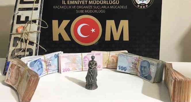 Şüphe üzerine durdurulan araçtan tarih çıktı: Kadın ve yılan figürlü heykel ele geçirildi