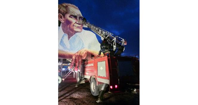 Kırşehir’de itfaiye lodosa karşı mücadele etti