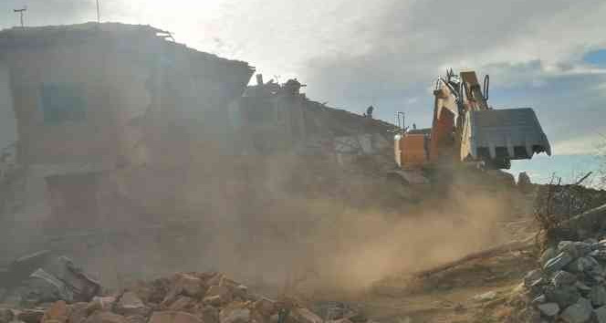 Delice’de metruk binalar yıkıldı