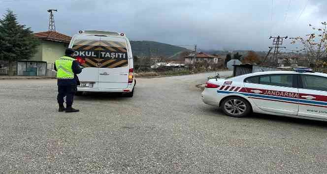 Burdur’da jandarma ekipleri servis araçlarını denetledi