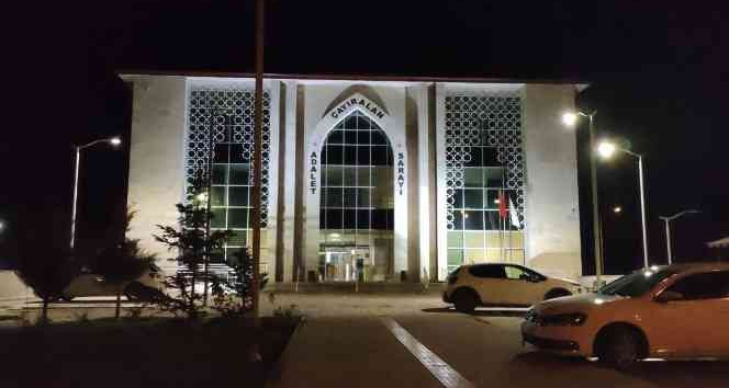 Bir aylık bebeğini sobada yaktığı iddia edilen anne adliyeye sevk edildi