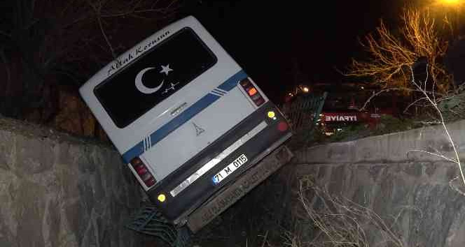 Kırıkkale’de kontrolden çıkan minibüs dereye uçtu:1 yaralı