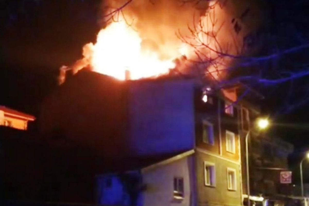 Emet'te 4 katlı binanın çatı katında çıkan yangın korkuttu