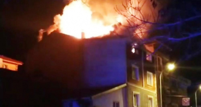Emette 4 katlı binanın çatı katında çıkan yangın korkuttu