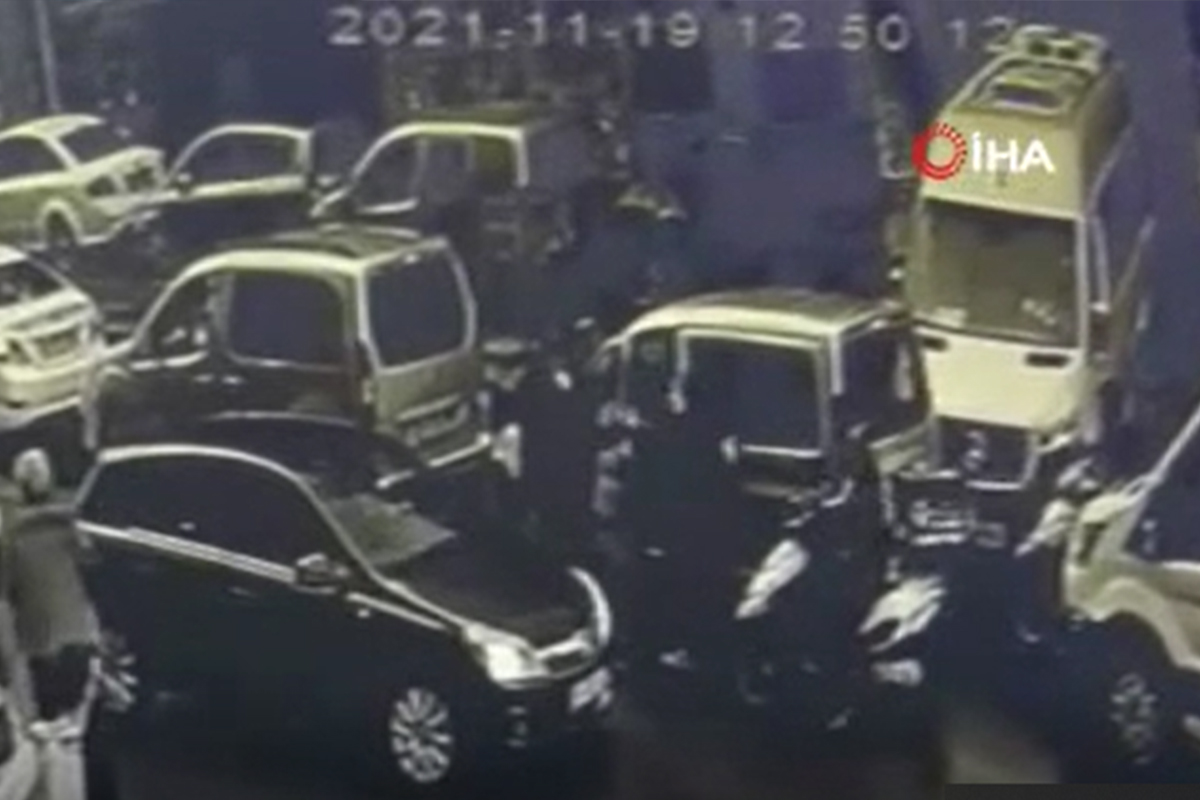 İstanbul'da trafikte yumruklu 'yol verme' kavgası kamerada