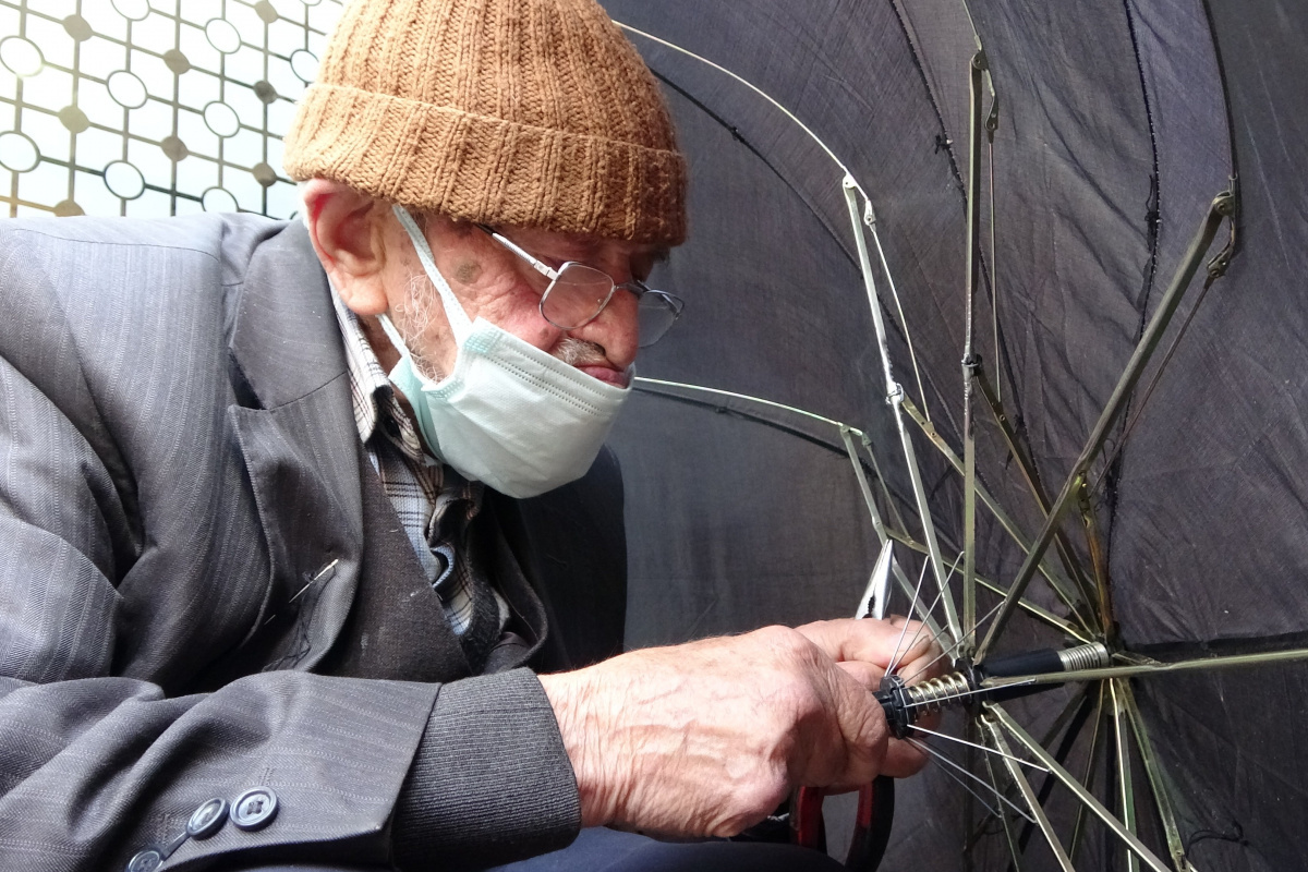 92 yaşındaki şemsiye tamircisinin azmi