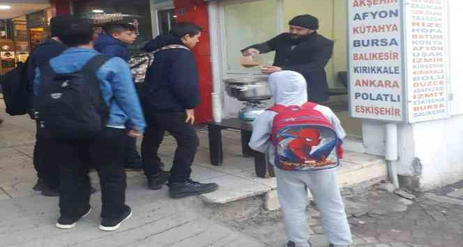 Her sabah vatandaşlara çorba ikram ediyor