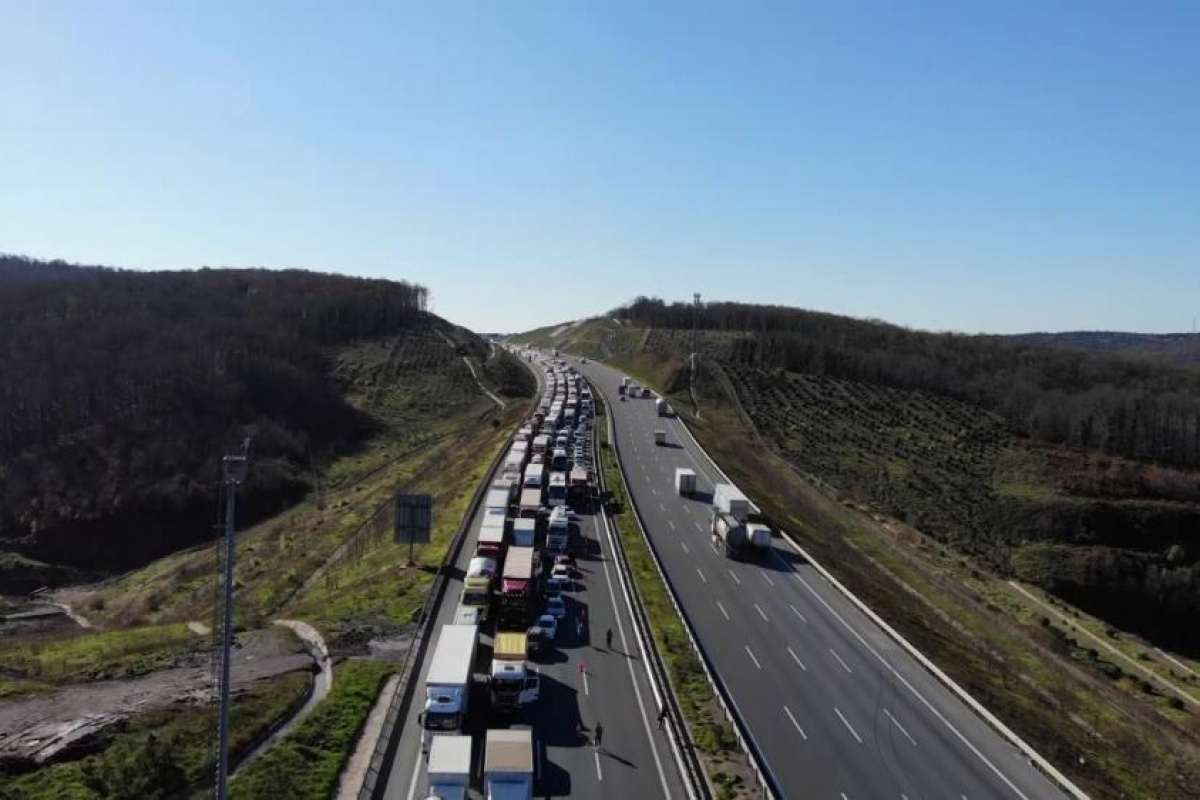 Kuzey Marmara'da Otoyolu'nda tır bariyerleri biçti, 4 şerit trafiğe kapatıldı