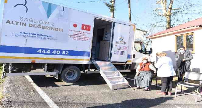 Mobil sağlık tarama aracı aşı için kırsalda