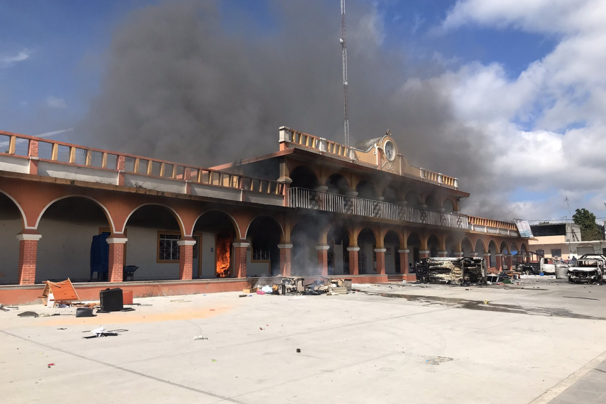 Meksika'da belediye başkanına kızan halk, belediye binasını ateşe verdi