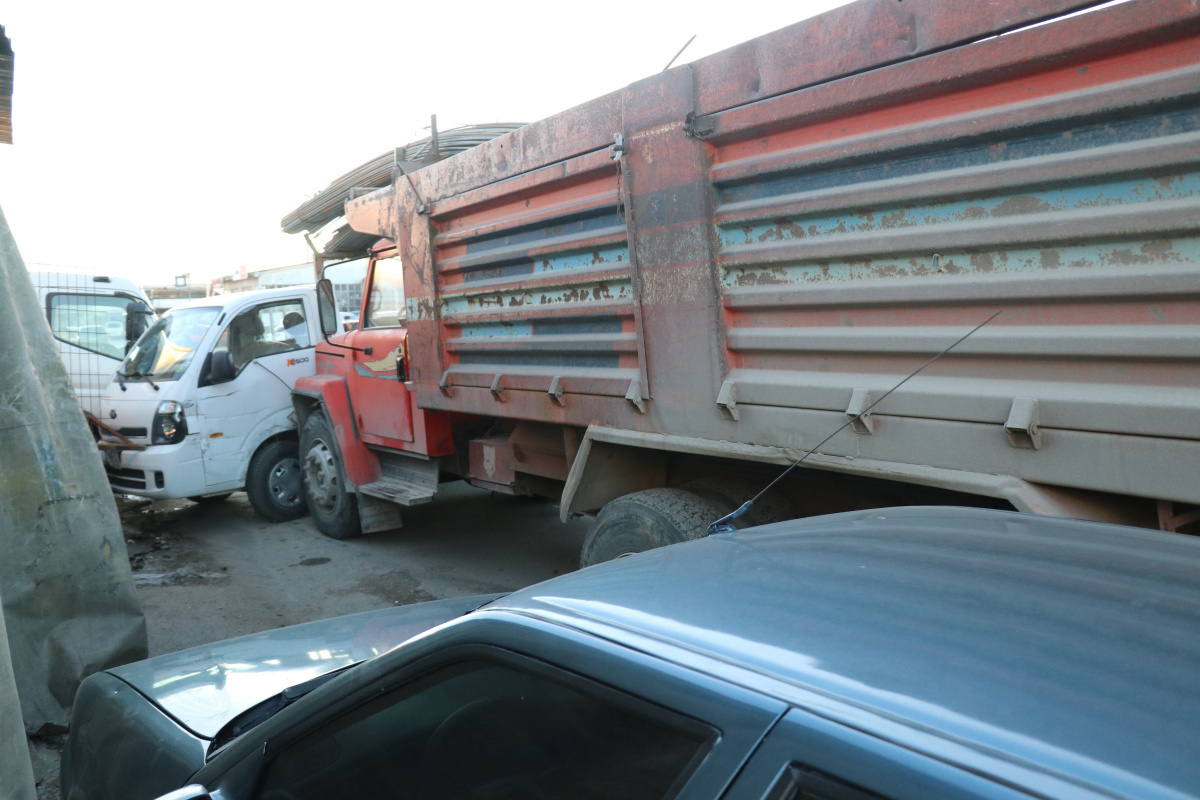 Freni boşalan kamyon 5 araca çarptı: 1 yaralı