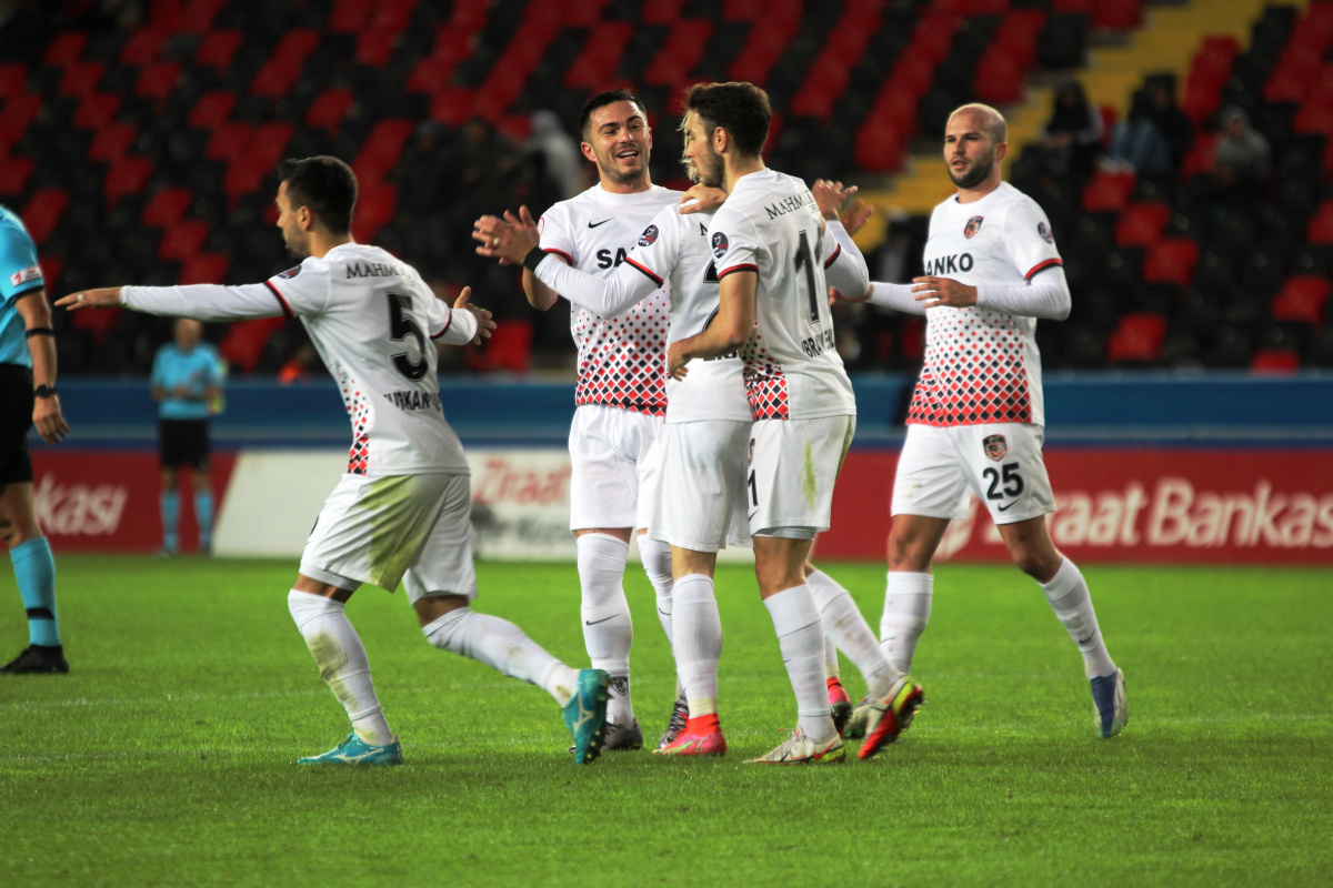 Gaziantep FK, Sakaryaspor'u 3 golle eledi!