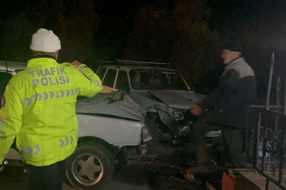 Bursa'da 2 otomobil kafa kafaya çarpıştı: 3 yaralı