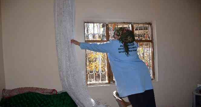 Yaşlı ve bakıma muhtaç vatandaşların ihtiyacı kadın timlerine emanet