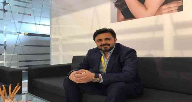 Yeni trend renkli lensler göz kamaştırıyor