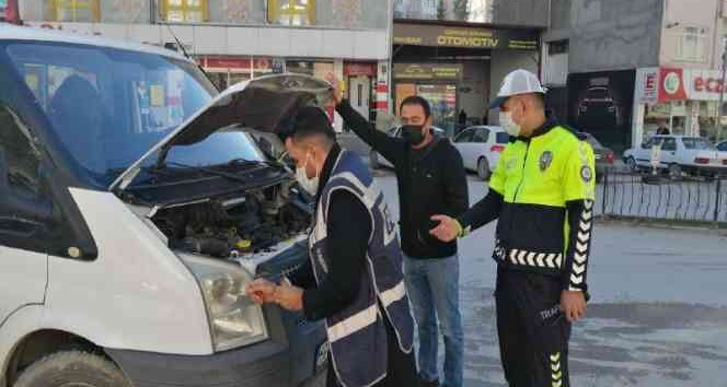 Yavru kediyi polisler kurtardı