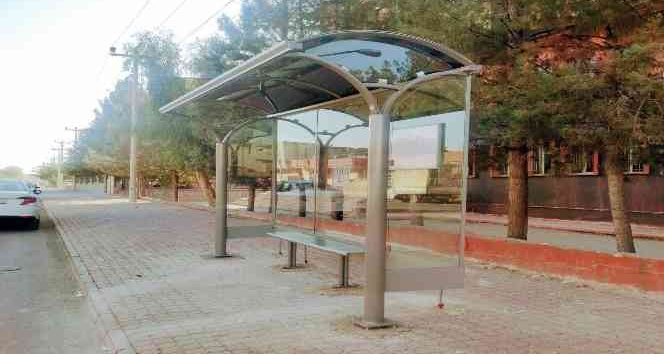 Mardin’de ihtiyaç duyulan noktalara kabinli duraklar yerleştirildi