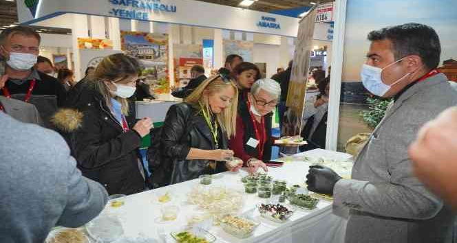 İzmir’de Ayvalık standına ilgi yoğun oldu