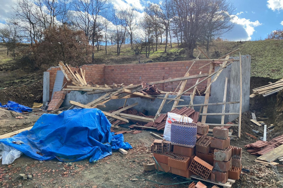 Kümes çatısı çöktü, altında kalan 2 işçiden biri hayatını kaybetti
