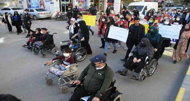 Engelliler farkındalık yürüyüşünde bir araya geldi