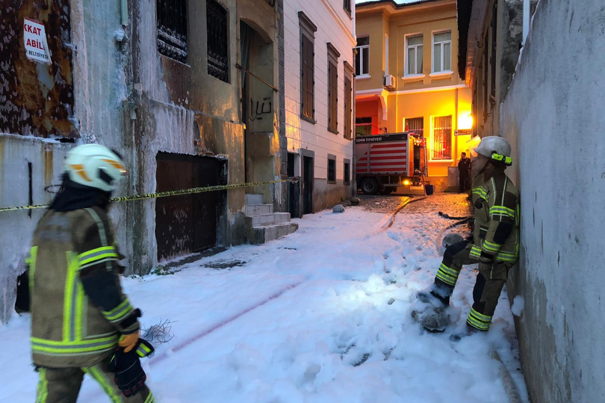 İzmir'de metruk binada yangın