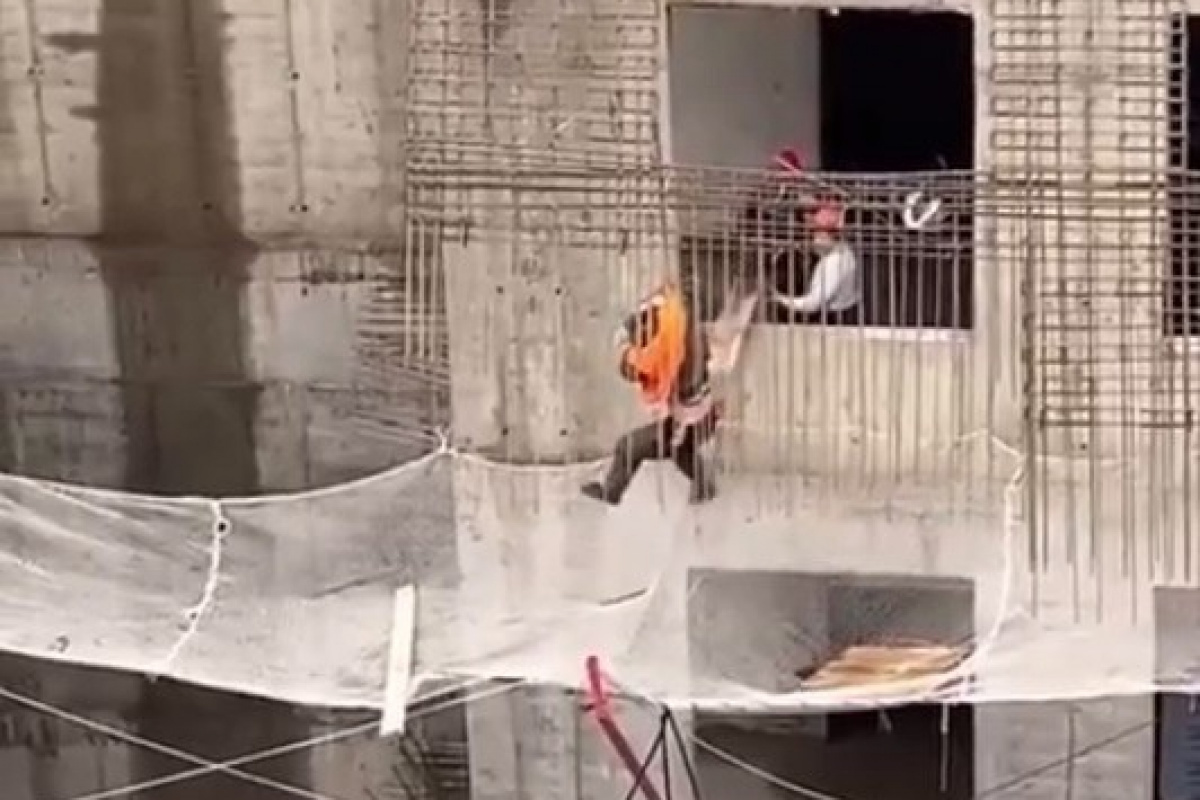 İnşaat işçisi metrelerce yüksekten yere çakılmaktan son anda kurtuldu
