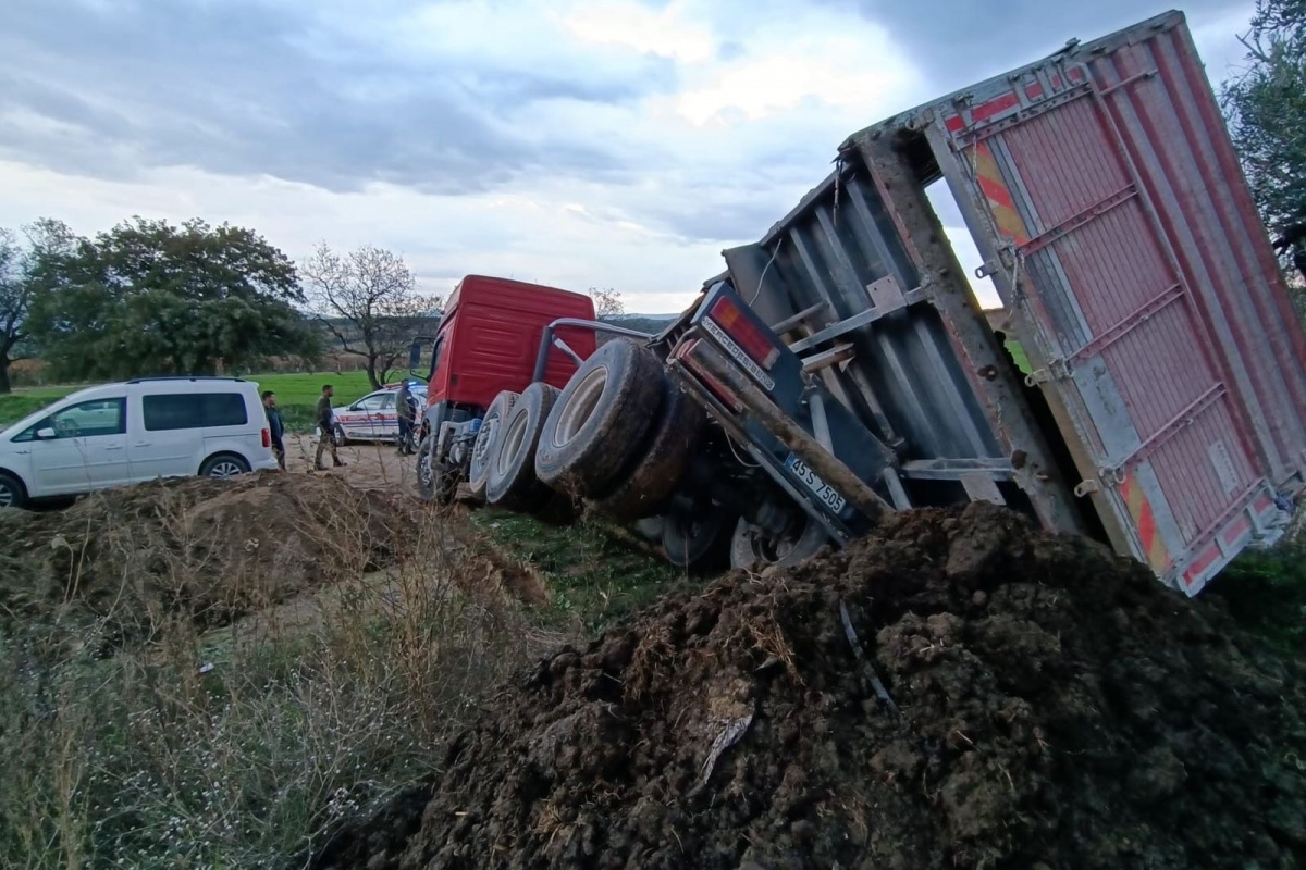 Araziye gübre döken kamyon devrildi, sürücüsü yaralandı