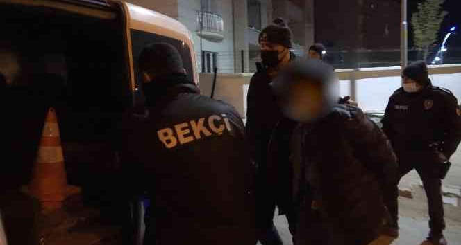 Yaşlı adam oğluyla kablo çalarken bekçilere yakalandı