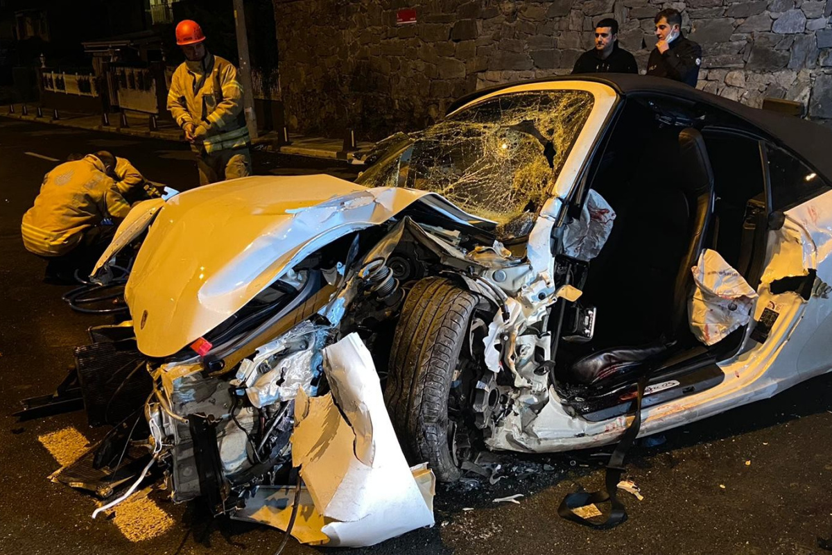 Sarıyer'de lüks araç elektrik direğine çarptı: 2'si ağır 3 yaralı