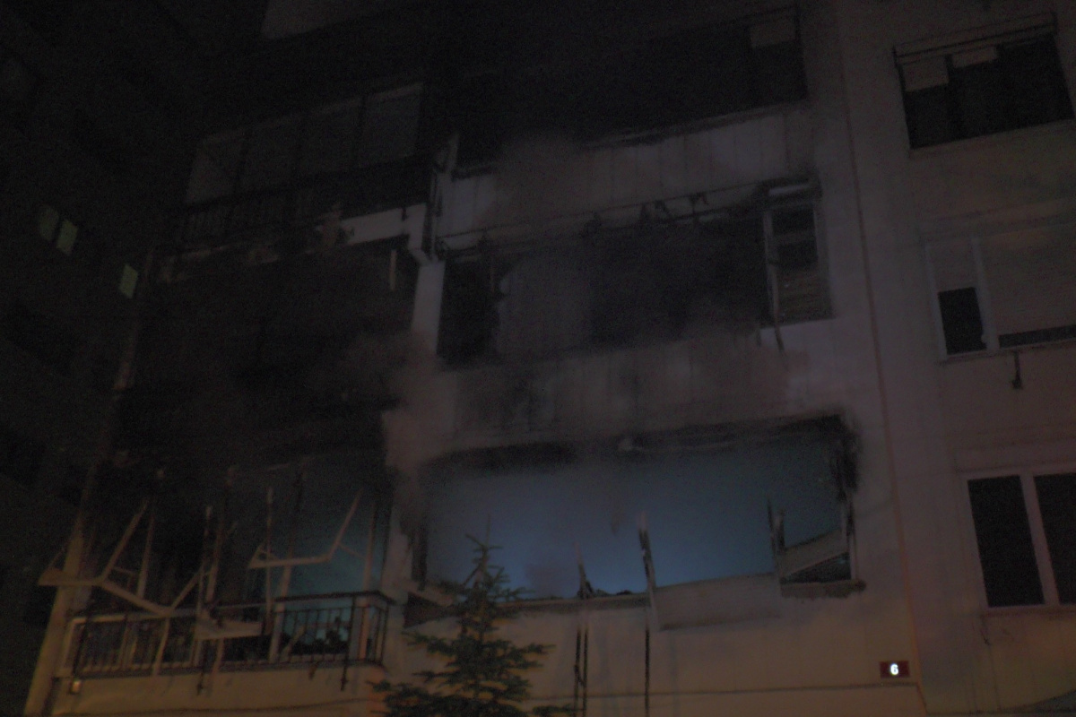 Kadıköy'de 10 katlı apartmanda yangın paniği