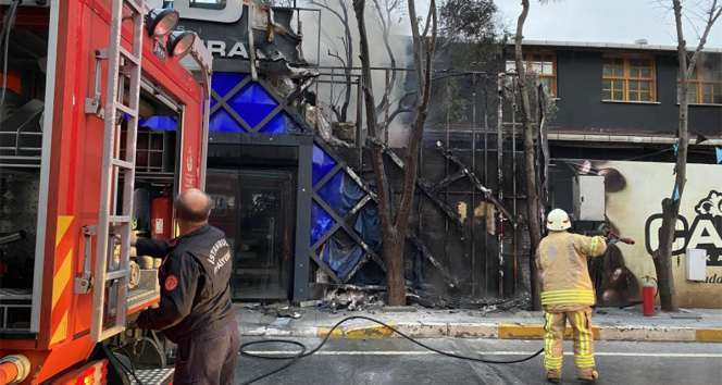 Beylikdüzünde iki katlı kafede yangın