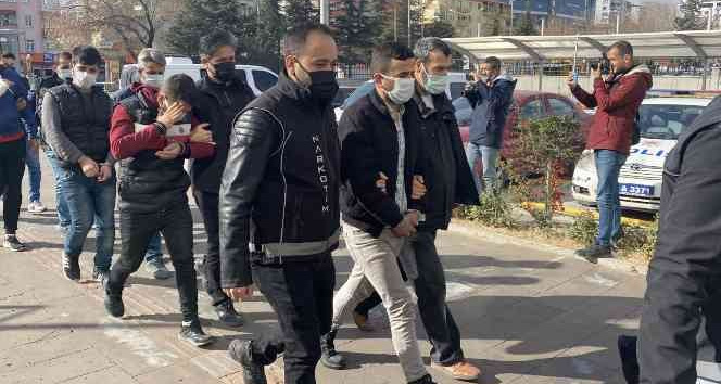 Sokak satıcılarına operasyon: 9 gözaltı