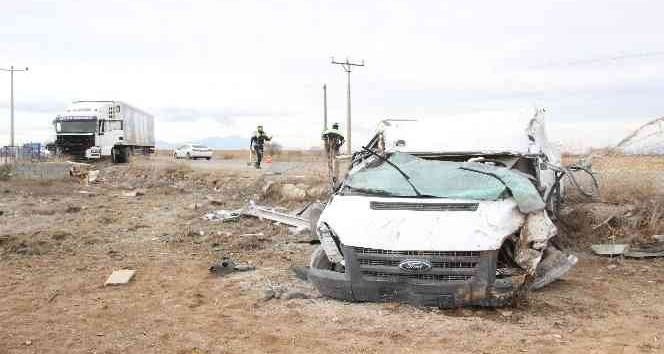 Kamyonet tıra yandan çarptı: 1 ölü, 1 yaralı