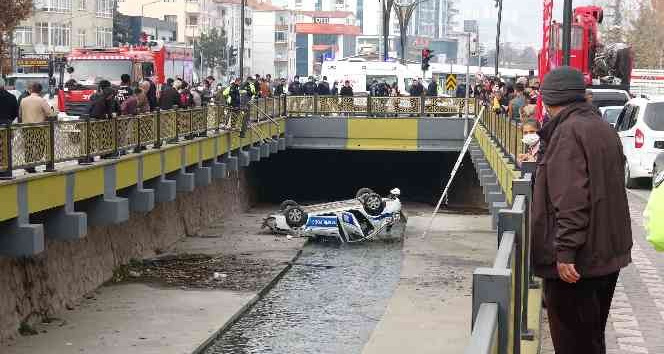 Tokat’ta trafik polisi aracı dereye uçtu: 1 yaralı